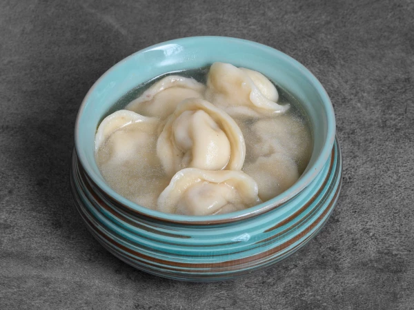 Куриные пельмени с бульоном