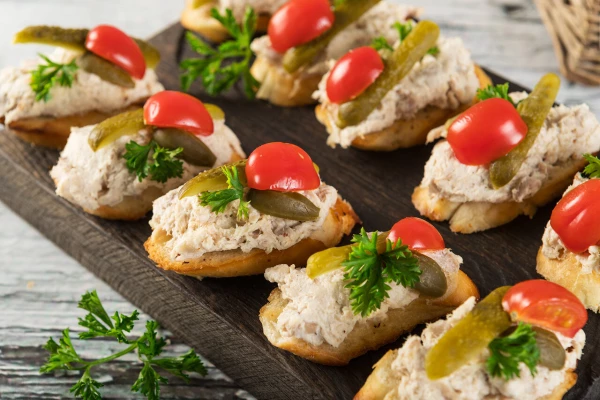 Брускетта с куриным сливочным риетом