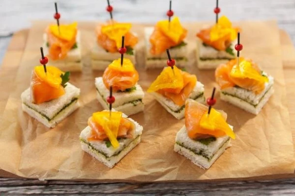 Канапе со слабосоленой семгой и апельсинами