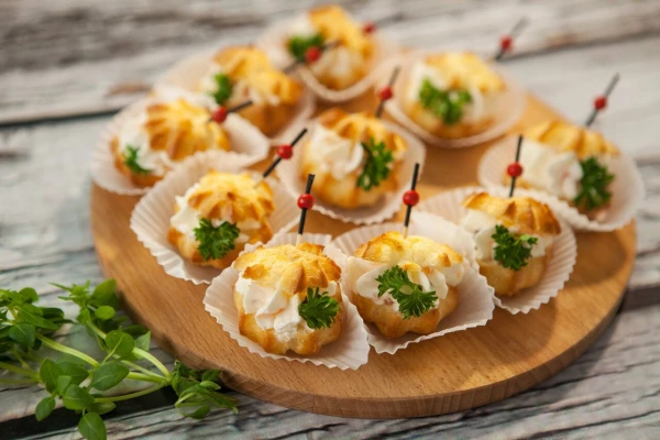 Профитроли с муссом из копченого лосося