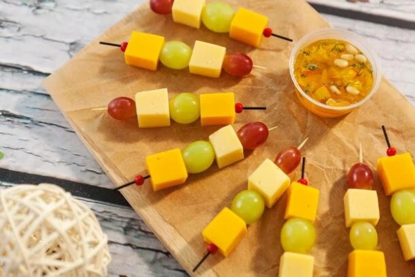 Сырная шпажка с виноградом