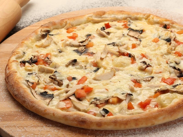 Сливочная с курицей пицца