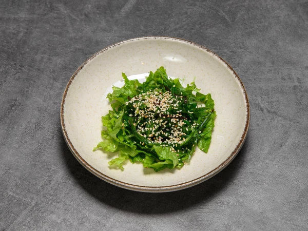 Салат чука с ореховым соусом