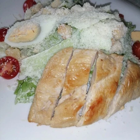 Салат Цезарь с курицей 