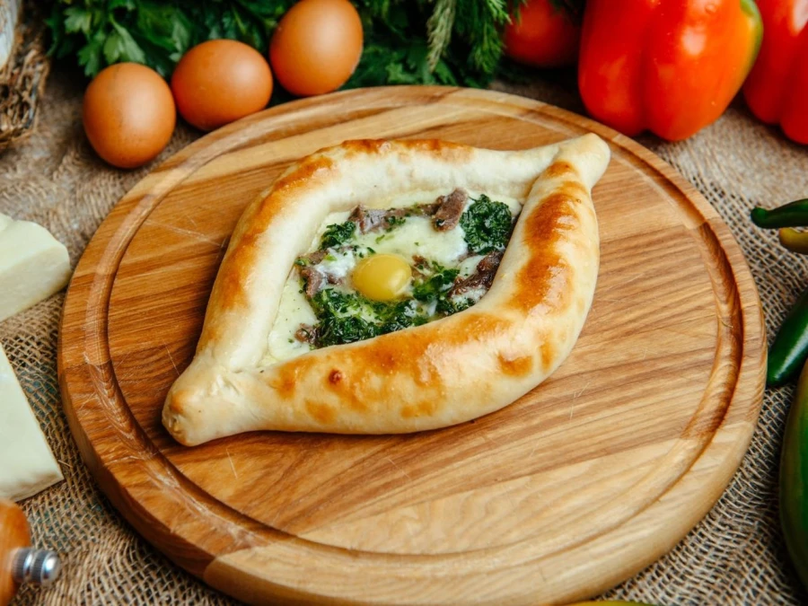 Хачапури по-аджарски с домашней бужениной и шпинатом
