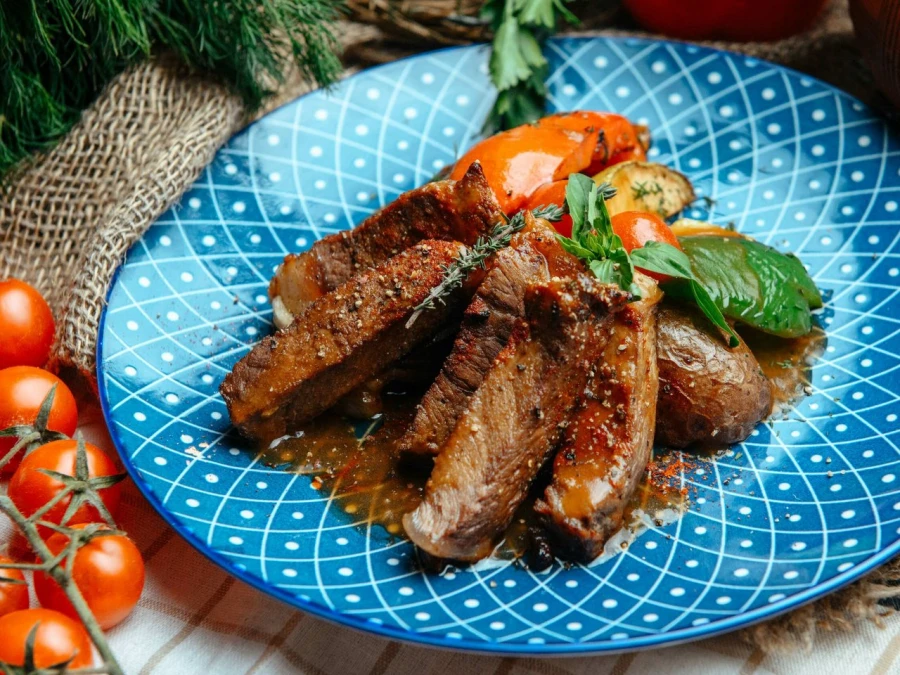 Запеченный ростбиф с овощами