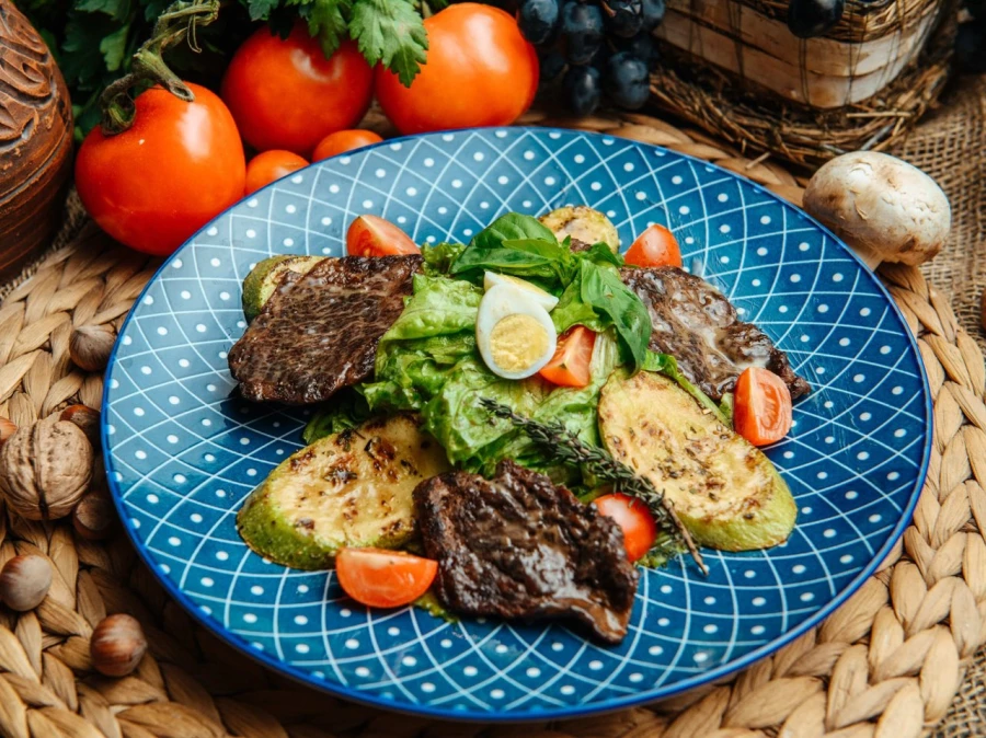Теплый салат с мраморной говядиной и цукини