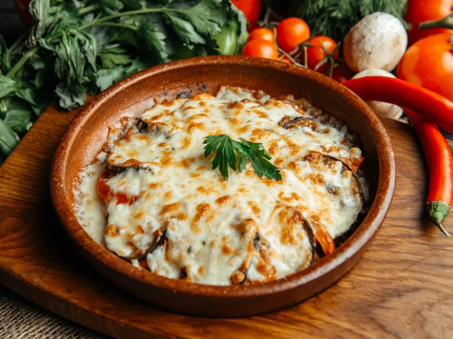 Томаты и баклажаны, обжаренные с сыром сулугуни