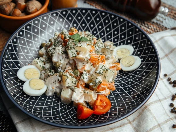 Оливье с подкопченным куриным филе