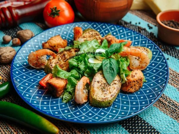 Теплый салат с креветками и лососем 1кг