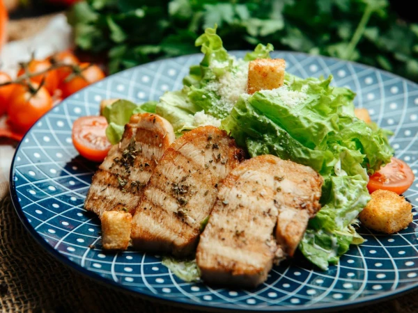 Цезарь с курицей и пармезаном
