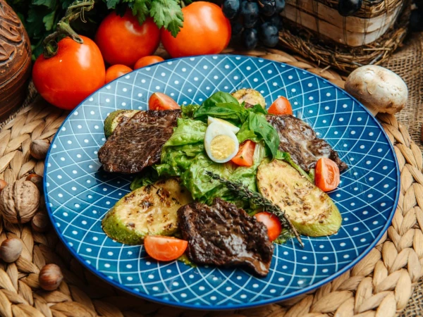 Теплый салат с мраморной говядиной и цукини