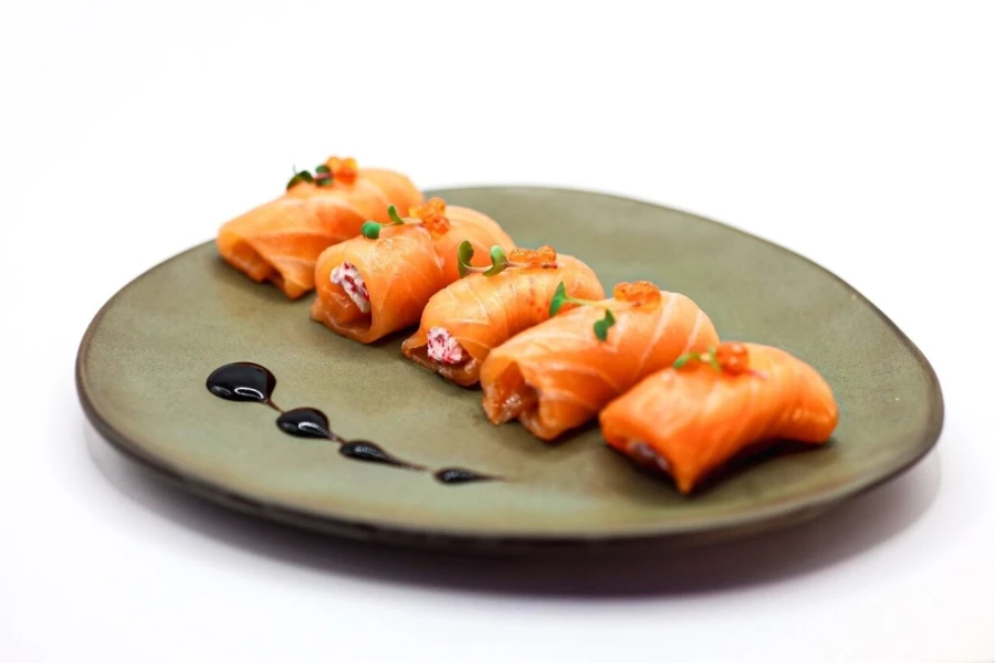 Рулетики с лососем с/с