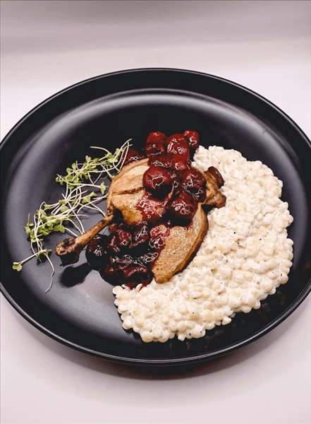 Утиная ножка со сливочным птитимом 