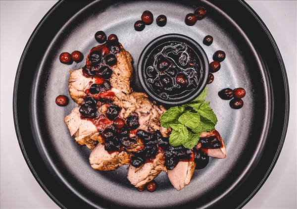 Утиная грудка с клюквенным конфитюром 