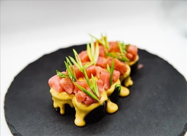 Теплый ролл с тунцом