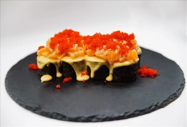 Теплый ролл с лососем