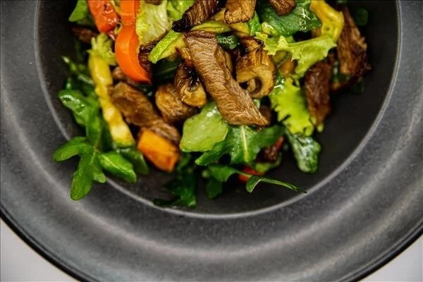 Салат гриль с телятиной