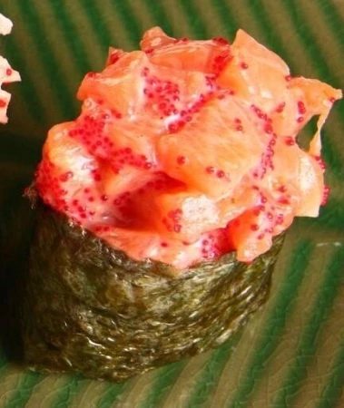 Гункан с лососем