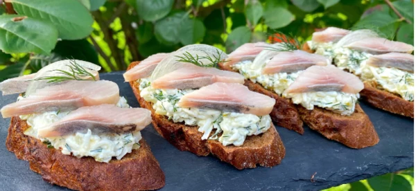 Брускетта с селедочкой, яйцом и маринованным огурцом