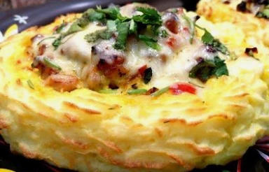 Картофельное пюре, запеченное с мясом под сливочным соусом
