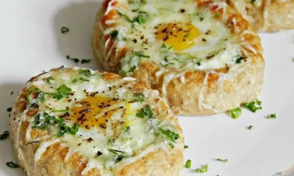 Котлеты-лодочки с сыром и перепелиным яйцом