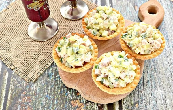 Тарталетка с копченой курицей, яйцом и огурцом