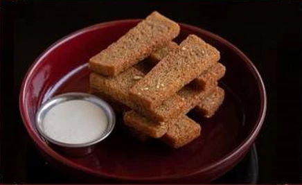 Гренки чесночные с соусом Блючиз