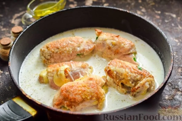 Мясные рулетики с сыром и зеленью, тушеные в сметанно-чесночном соусе