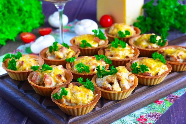 Тарталетка с курицей и грибами