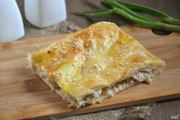 Запеканка в слоеном тесте с курицей
