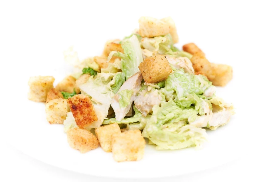 Салат с куриным филе и гренками