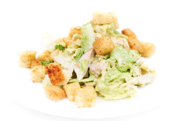 Салат с куриным филе и гренками