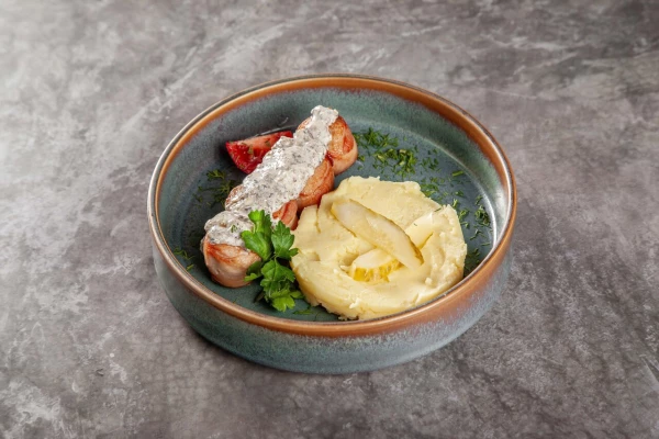 Куриные рулетики в беконе с картофельным пюре