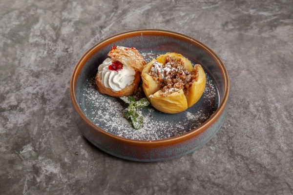 Яблоко, запечённое с медом и корицей