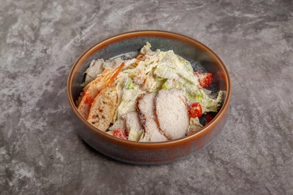 Салат Цезарь с курицей