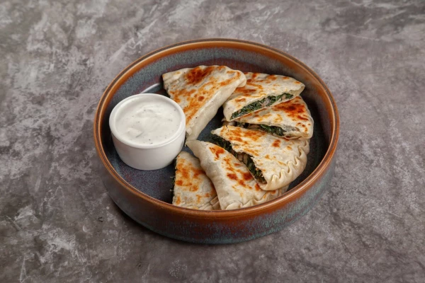 Кутаб с грибами и шпинатом с соусом мацони 