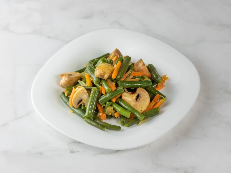 Стручковая фасоль, тушенная с грибами