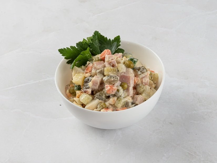 Салат Оливье с копченым окороком