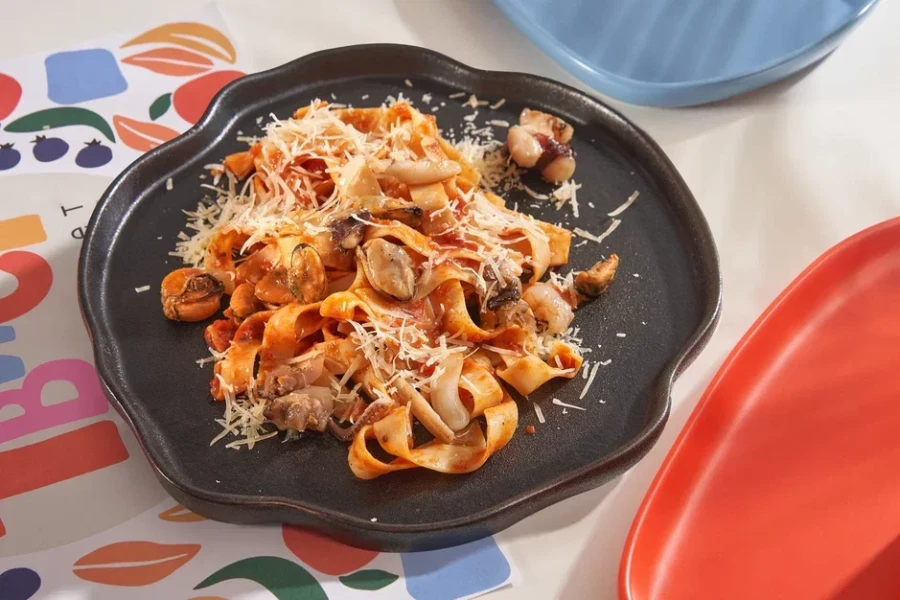 Паста с морским коктейлем в томатном соусе