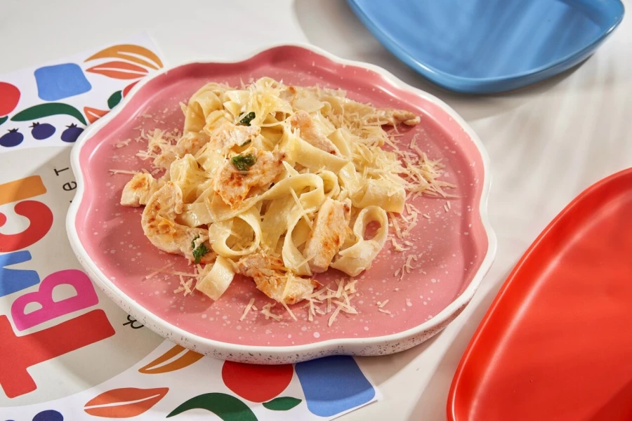 Паста с курицей в сливочном соусе