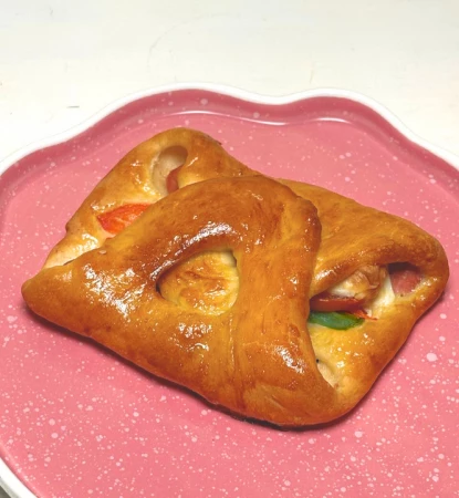 Рулетик с сосиской и овощами