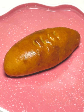 Пирожок с яйцом и зеленым луком