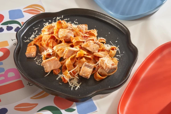 Паста с лососем в томатном соусе