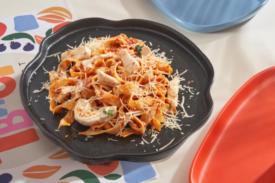 Паста с курицей в томатном соусе