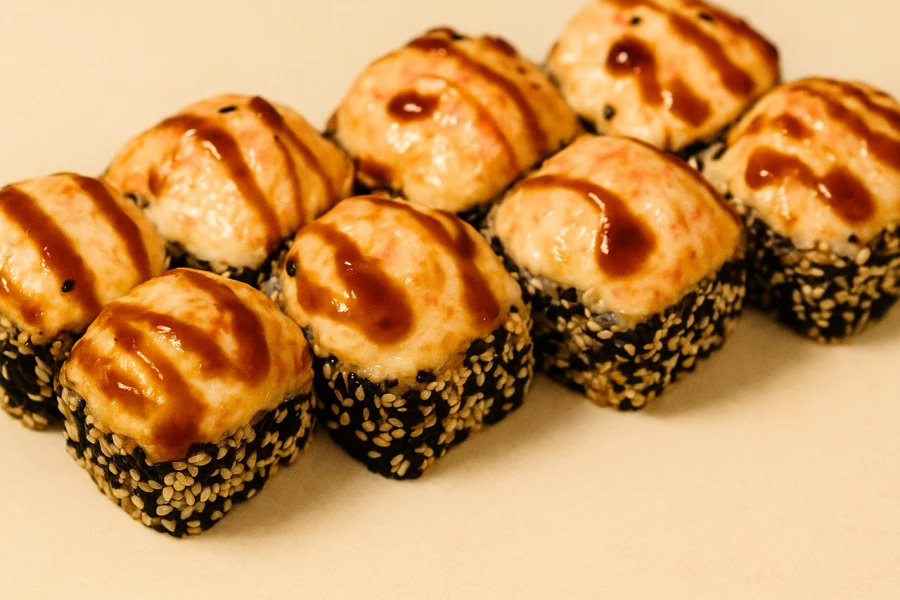 Запеченый Ролл Микс с кунжутом | 8 шт