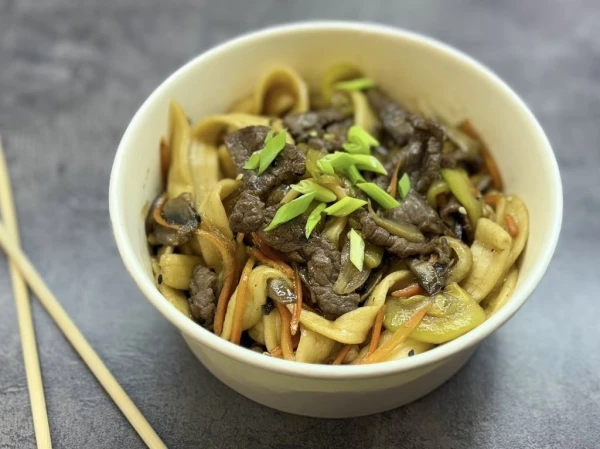 Wok с говядиной в соево-чесночном соусе