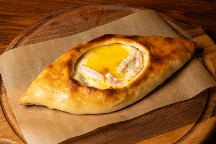 Хачапури по-Аджарски с ветчиной