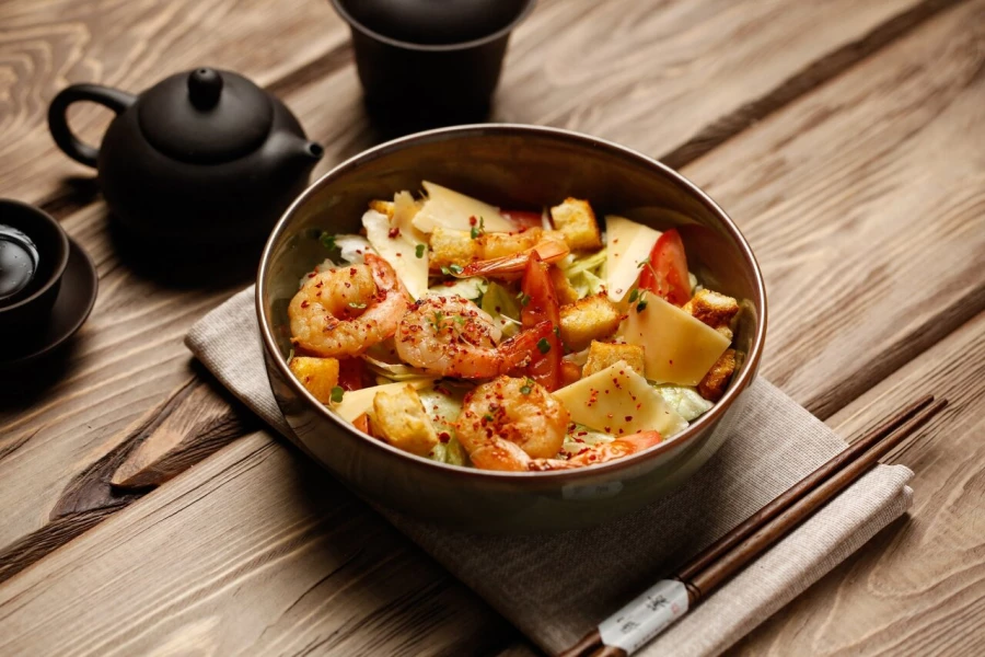 Салат Цезарь с креветками