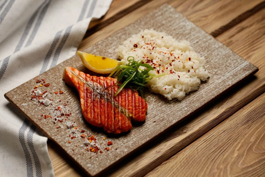 Стейк из лосося с рисом